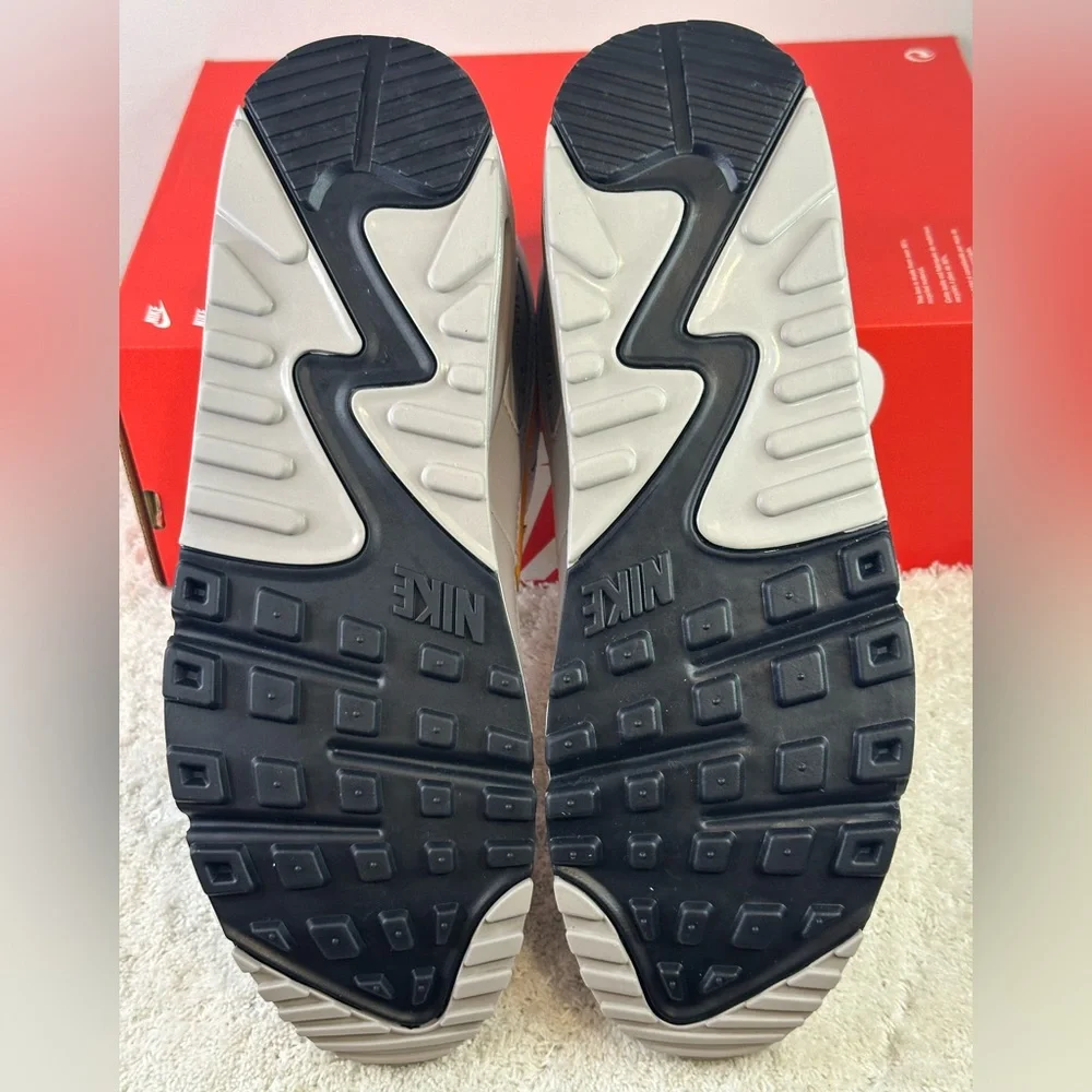 Nike Air Max 90 - Picture 7 of 13